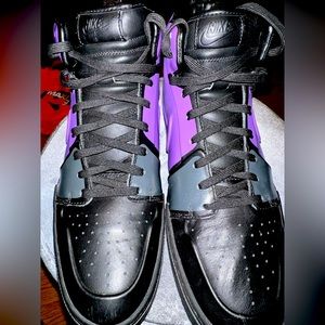 NIKE COLOR BLACK AND PURPLE SIZE 11.5